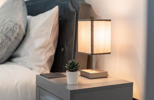 Luxury 2 Bed Apartment, with a balcony city & canal view in Manchester City Centre! - Foto 35