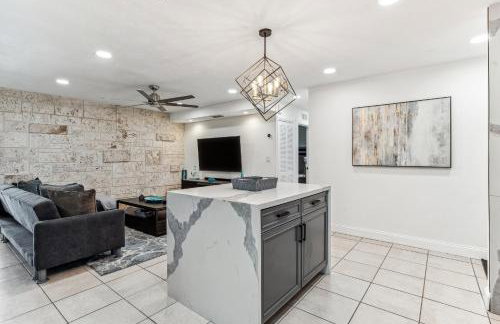 Miami Oasis, Spacious 4-Bedroom Home with Pool - Photo 19