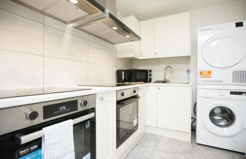Gloucester Rd By N And N Stays, Newly Refurbed 6 Bed all ensuite house by N And N Stays Ltd, Perfect for contractors and Corporate stays, Close to YTL Arena Site, Pvt Parking for Vans and and work vehicles, Wifi - Foto 55