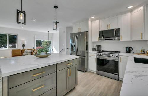 Stylish Bellevue Retreat - Photo 25