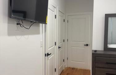 Cozy 3BR Retreat with Rooftop Near EWR & NYC Access - Photo 7