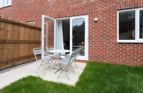 Runcorn Spacious Modern 3 bedroom House, 4 beds, On site Parking, Long stay deals - Foto 42