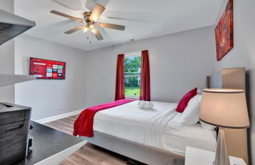 Shades of Gray 4BR Home w Mini Fridges - Foto 17