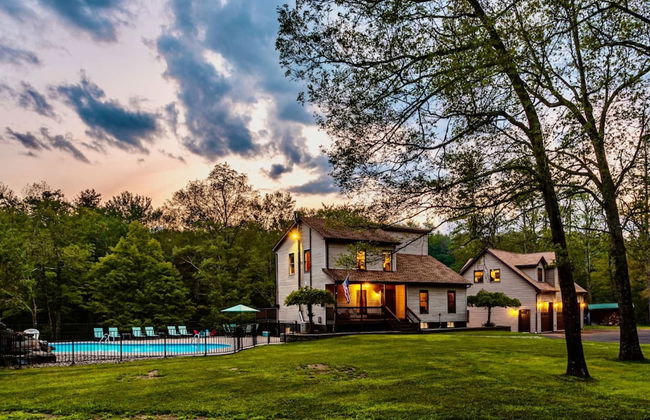 Family Fun Oasis Hot Tub Steam Room Pool Stream Firepit Games - Foto 1