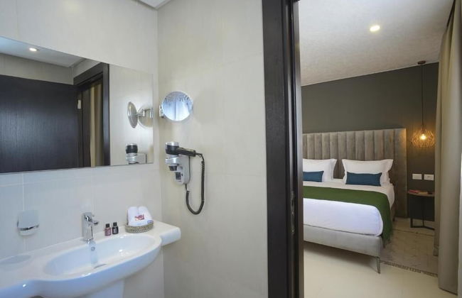 Maia Hotel Suites - Photo 44