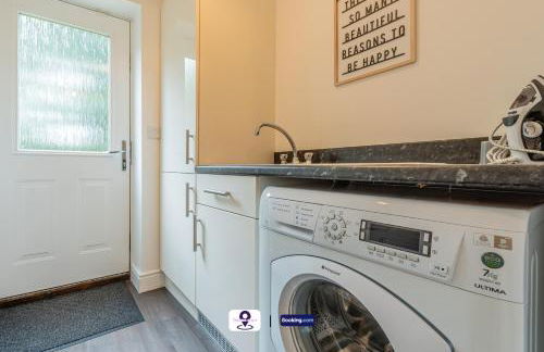 Last-Minute Escapes ! Summer Days l RTM Stay l 4 -Bed House By Finesse Stays Short Lets & Serviced Accommodation Wakefield With Parking, Contractors - Foto 13