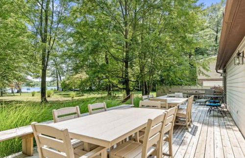 Impressive Dual Woods and Lake Homes That Sleep 32 - Foto 59