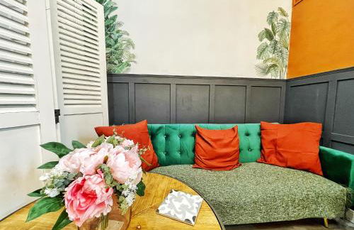 AdeamStays provides Beautiful centrally located 1 and 2 bed apartments on Liverpools Boulevard - Foto 79