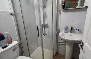 Self Contained Studio - Belinda Road - Foto 8