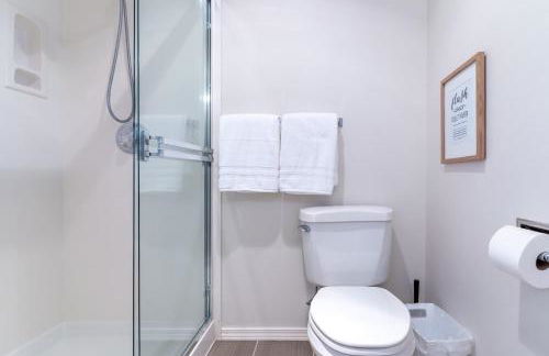 Spacious & Serene 6-Br Family Retreat in Kirkland - Photo 12