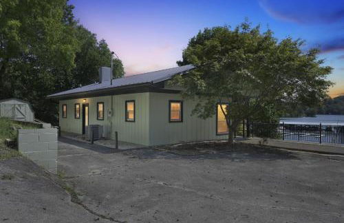 Lakefront Getaway with Private Dock & Scenic Views home - Foto 31