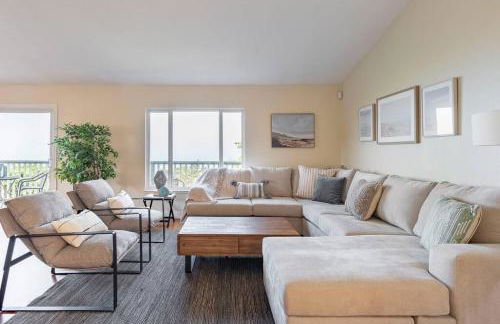 Ocean View Retreat Mins to Beaches & Trails - Photo 1