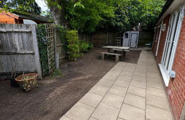 2 Bedroom-House-Sleeps 5 In Front Horley Station -Near Gatwick Airport - Foto 11
