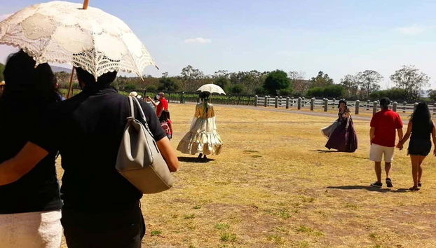 Siguiendo a los personajes por la hacienda