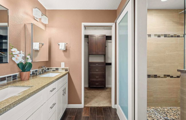 Spacious Retreat w Modern Decor and Private Yard - Photo 40