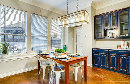 Group-Friendly Burleson Getaway with Outdoor Oasis - Foto 7