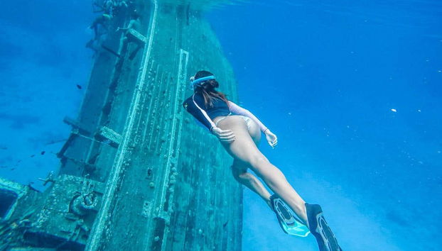 Practicando snorkel en un barco hundido