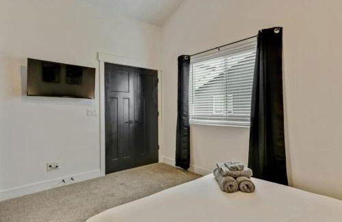 3 Min to DT - 2 Car Garage - Lux Townhome - King Bed - Foto 2