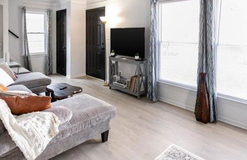 Euclid Near Lake Erie Cleveland king bed - Foto 54