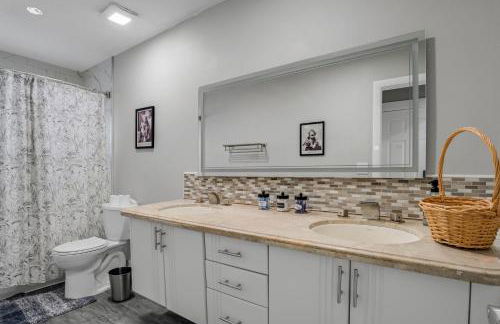 Luxe by Jenn - 3BR Retreat with Heated Pool - Photo 15