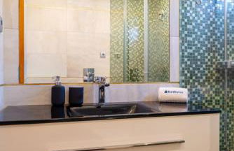 Modern Flat with Workspace in Foz by HostWise - Foto 12