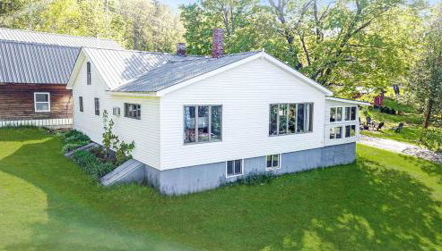 Embrace Nature in this Breathtaking Cottage in Portage Lake, Maine - Foto 3