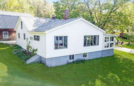 Embrace Nature in this Breathtaking Cottage in Portage Lake, Maine - Foto 3