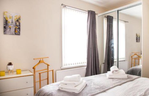 Contractor house, sleeps 5, close to restaurant's and bars, Long stays available, Oveyo Accommodation - Foto 12