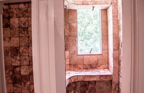 Creekside Haven with Dock & Scenic Views - Foto 13