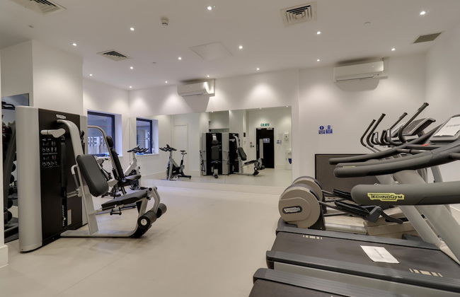 Apartment Sleeps 2 With Free Parking - Photo 12