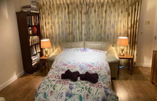 Spacious bungalow - private secure garden - sleeps up to 6 - Photo 16