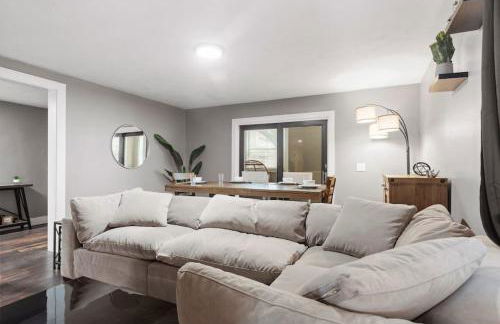 Upscale 2 Story Apartment with 8 beds and Free Parking, walkable to S Highland ave - Foto 1