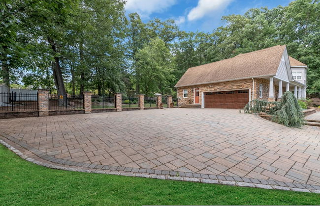 Family Retreat With Autumn Views and Fireplace - Photo 48