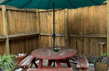 3 Bedroom Cozy Cottage with fenced in backyard and hot tub 4 miles to the beach - Foto 33