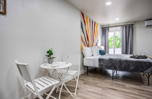 Newly Renovated Bright Studio - Photo 15