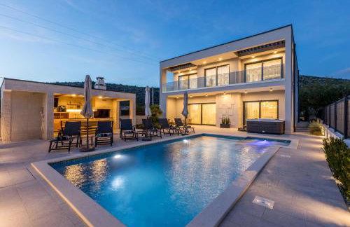 Luxury Villa Diana with heated pool and jacuzzi - Foto 1