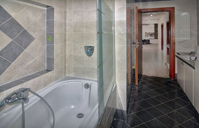 Incredible Large Villa In Paphos Sleeps 14 Children Pool, Jacuzzi, Huge Garden - Foto 25