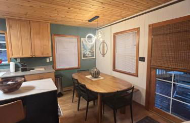 Modern Peaceful Nordic Cabin Near Lake with Pickleball-Basketball Court - Foto 14