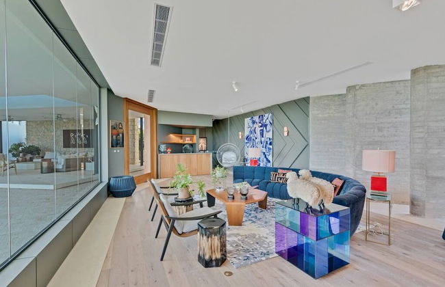 Modern 7BR Villa w Stunning Views of Golf Course - Photo 13