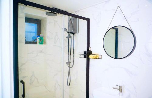 Perfect 1 Bed Apartment Sleeps 5 1 Kingsize bed 1 double Sofabed & Foldable Single bed Free Parking Wifi good transport network shopping Holiday Makers Families Contractors in North London - Photo 45