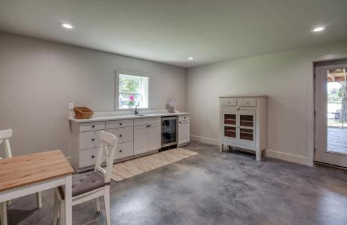 6BR Lakefront Private Dock & Bonfire Sleeps 12 - Foto 36