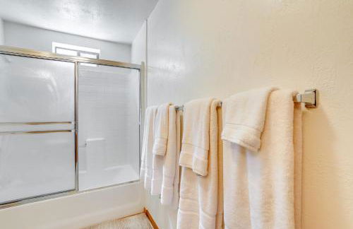 Across From Hiking Trails Woodsy Studio! - Foto 14