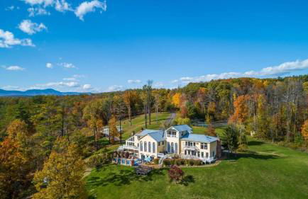 Historic & Secluded Estate on the Hudson River w/ Pool Sleeps 24 River House by Avantstay - Foto 3