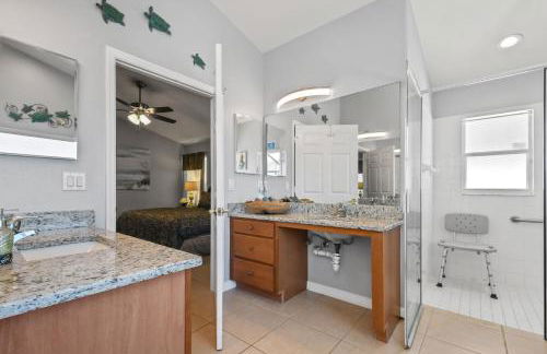 Wheelchair accessible Lakeview 4BR house with pool spa themed rooms game room - Foto 26