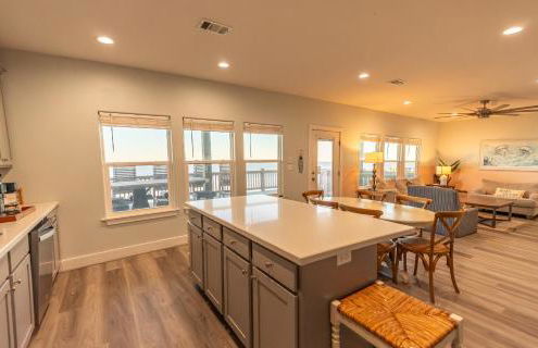 Noisywaves - Beachfront Paradise with Hot Tub, Yard, and Game Room - Foto 19