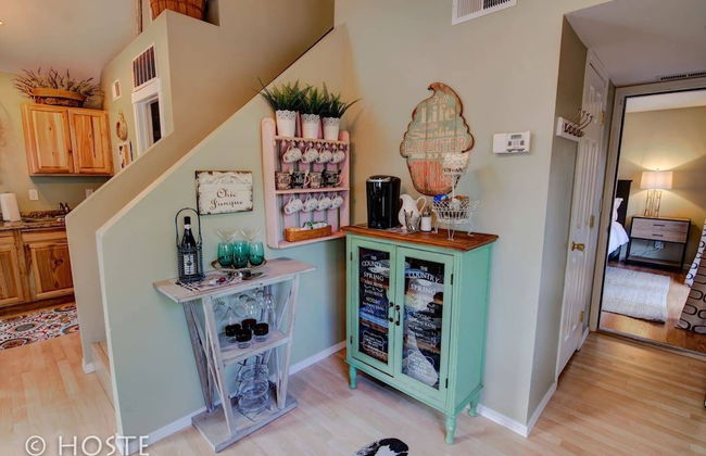 Chic Boutique Wine + Mtns Walk Everywhere - Foto 9