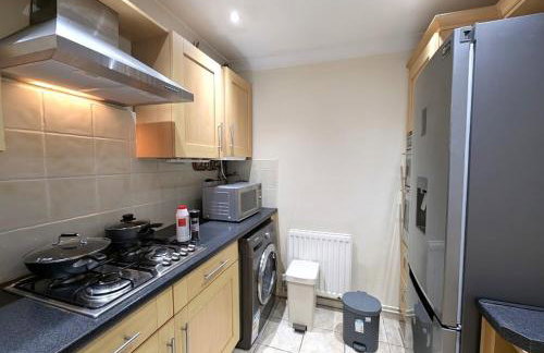 A cosy & stylish two-bed bungalow with garden & parking, close to a shopping centre, motorways and bus stops - Foto 17