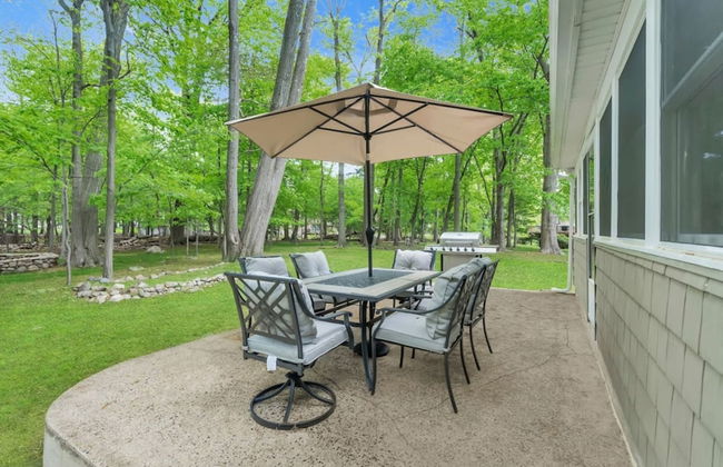 Fall Getaway With Hot Tub Fire Pit and Games - Photo 47