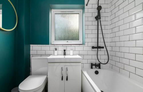 Stylish 1BD Canal-Side Flat with Private Garden - Foto 8