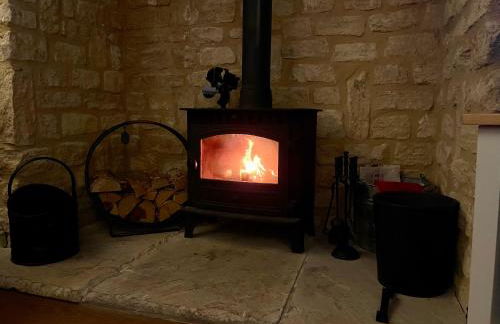 Cosy Cotswold Lodge by Your Home Here - ideal for families, log-burner, spa, private parking, EV Hookup included and heated swimming pools - Foto 21